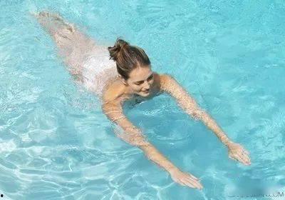 大山脚成人游泳视频