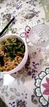 女孩吃成人拌面视频大全,美味与挑战并存！