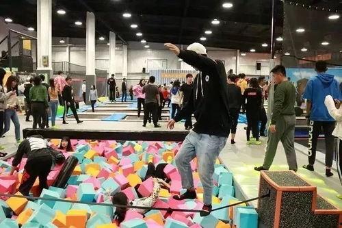 成人蹦床咋玩视频大全