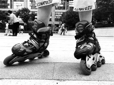 成人轮滑鞋咋穿视频,轻松掌握成人轮滑鞋正确穿戴方法